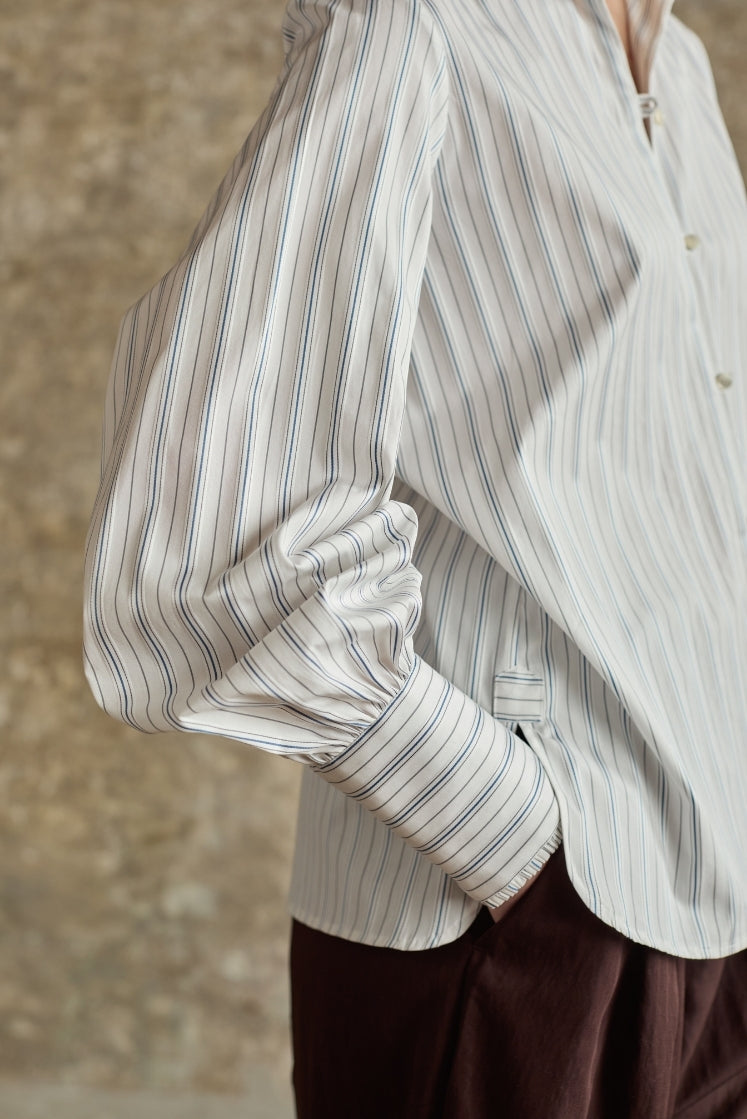 Chemise PRÉCIEUSE rayée bleu gris, col et poignets signature en popeline de coton rayée