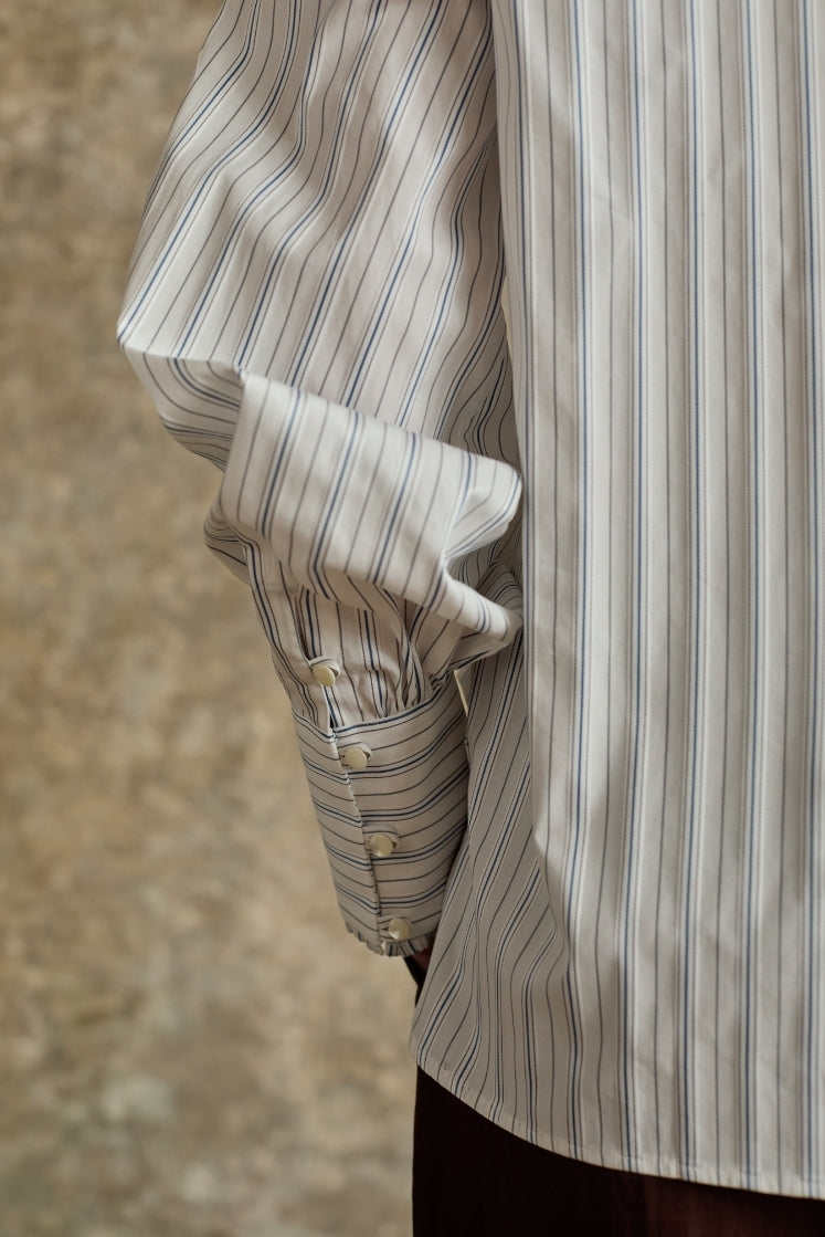 Chemise PRÉCIEUSE rayée bleu gris, détail des poignets allongés avec boutons de nacre