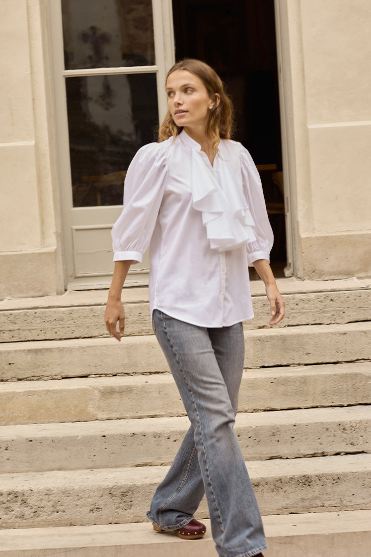 Femme descendant les escaliers portant la chemise REVERIE à jabot et manches 3/4.