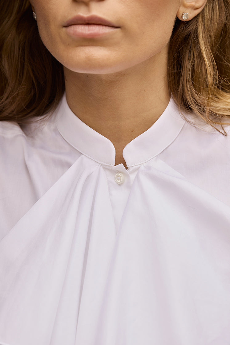 Closeup sur le col officier à jabot de la chemise REVERIE.