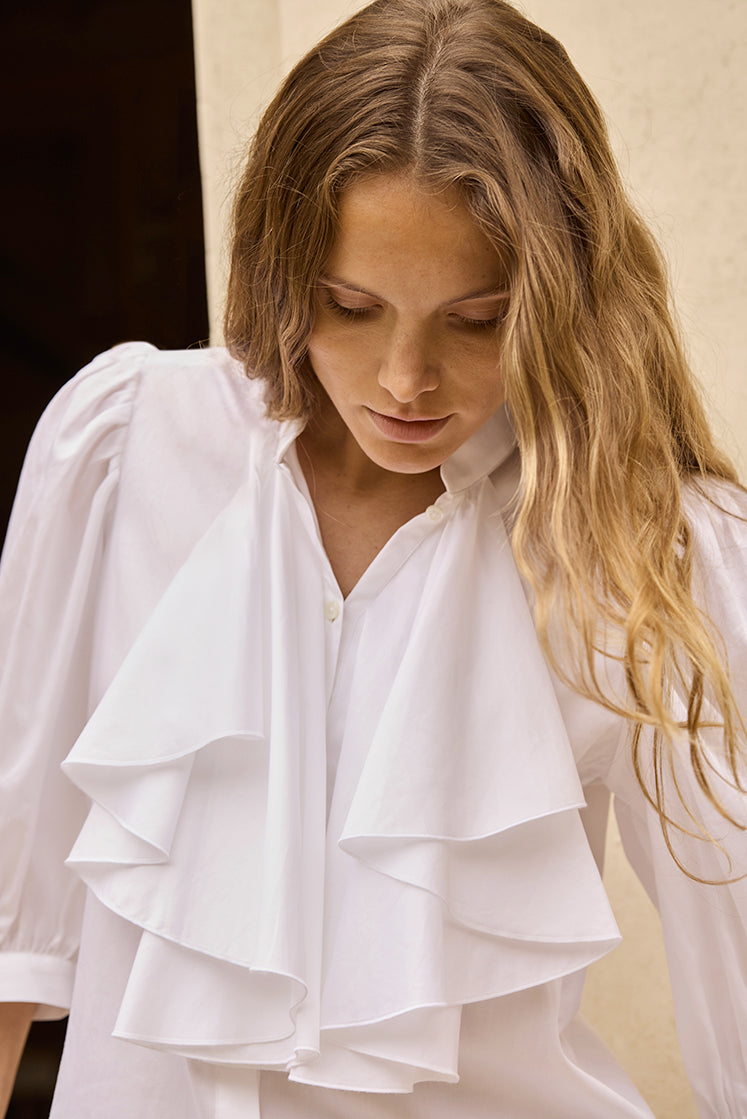 Closeup sur le jabot de la chemise REVERIE par Bourrienne Paris X.