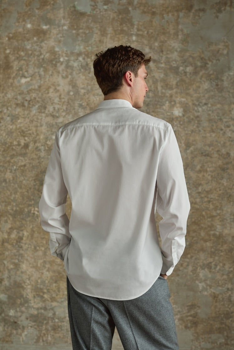 Chemise homme en popeline de coton double retors, coupe ajustée, vue de dos. 