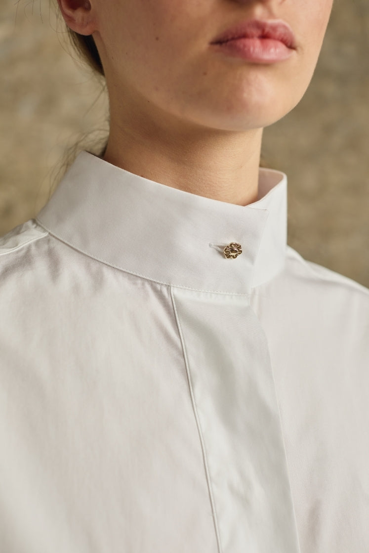 closeup sur le col de la chemise scenographe