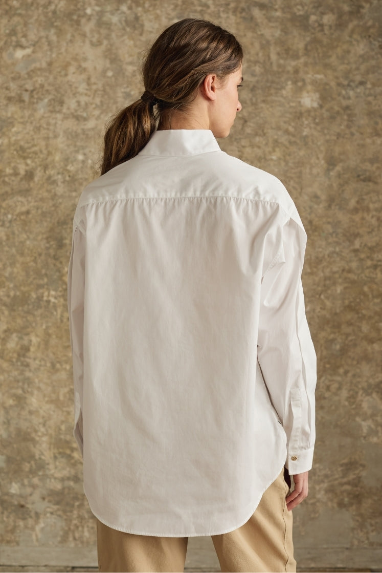 Chemise blanche femme vue de dos, col haut, manches longues, coupe ample, inspiration Directoire