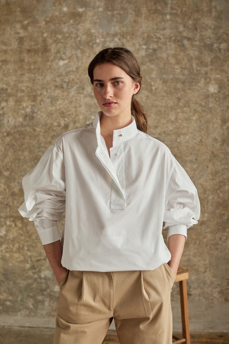 Femme portant chemise blanche Bourrienne col haut ouvert, savoir faire français