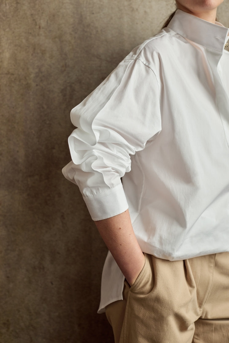 Chemise blanche col montant manches bouffantes retroussées