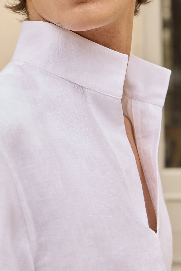 Closeup sur la matière naturelle de la chemise SONGE et son col haut élégant.