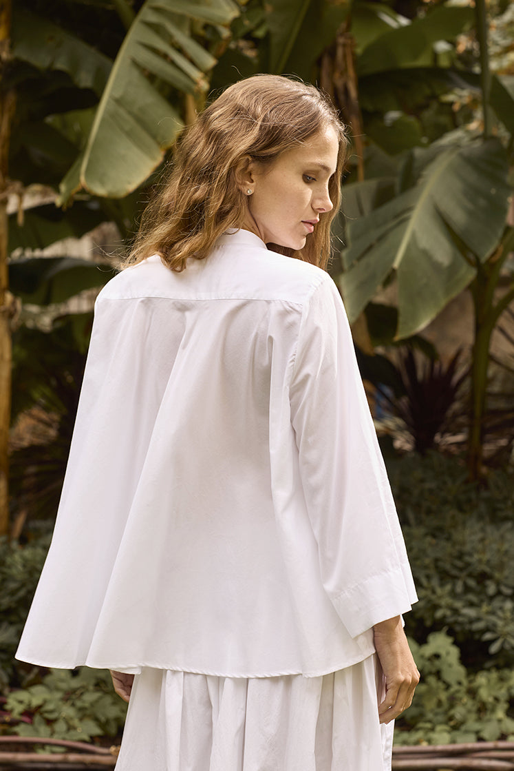 Femme de dos portant la chemise VAPOREUSE