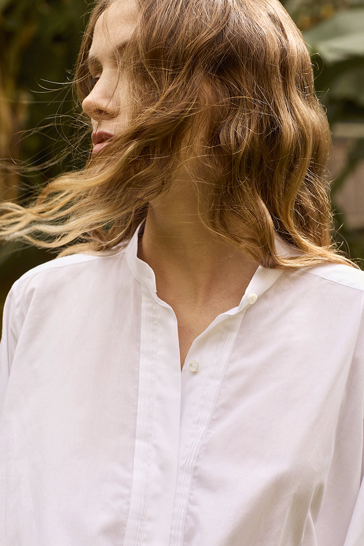 Closeup sur le col officier de la chemise VAPOREUSE