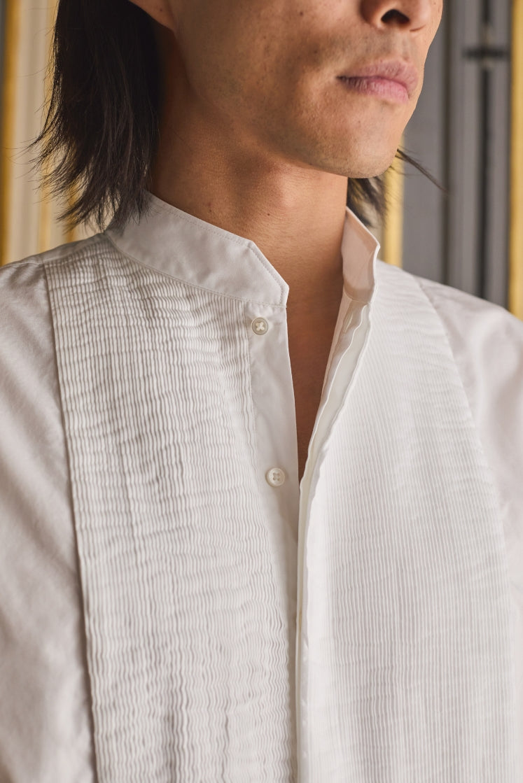 Close-up sur le plastron plissé à la main en Bretagne de la chemise COMÉDIEN en popeline de coton. 