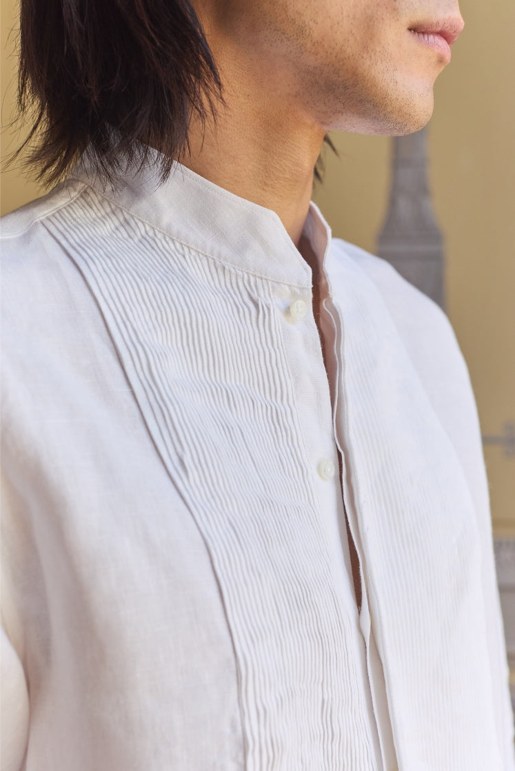 Close-up en couleur sur le plastron plissé à la main en Bretagne de la chemise COMÉDIEN LIN blanche