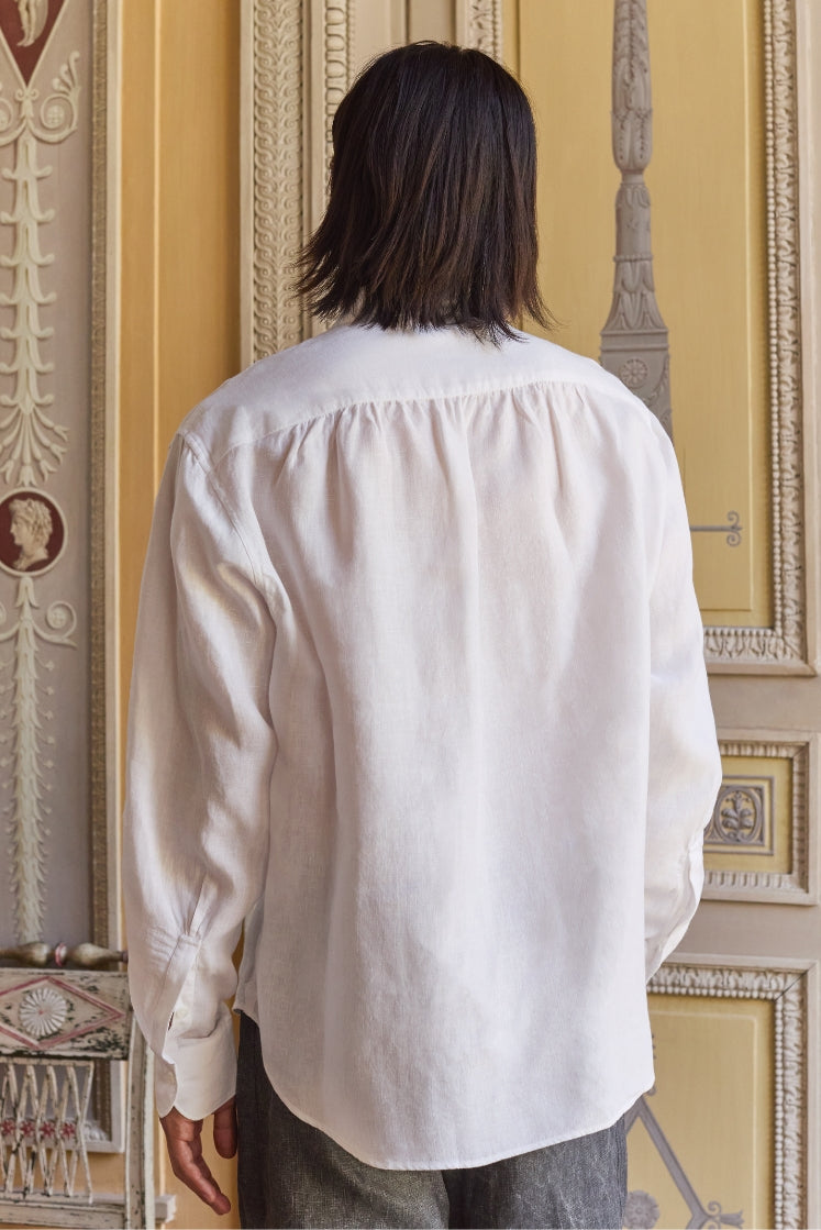Homme portant la chemise COMÉDIEN en lin de dos, coupe Bourrienne avec des fronces. 