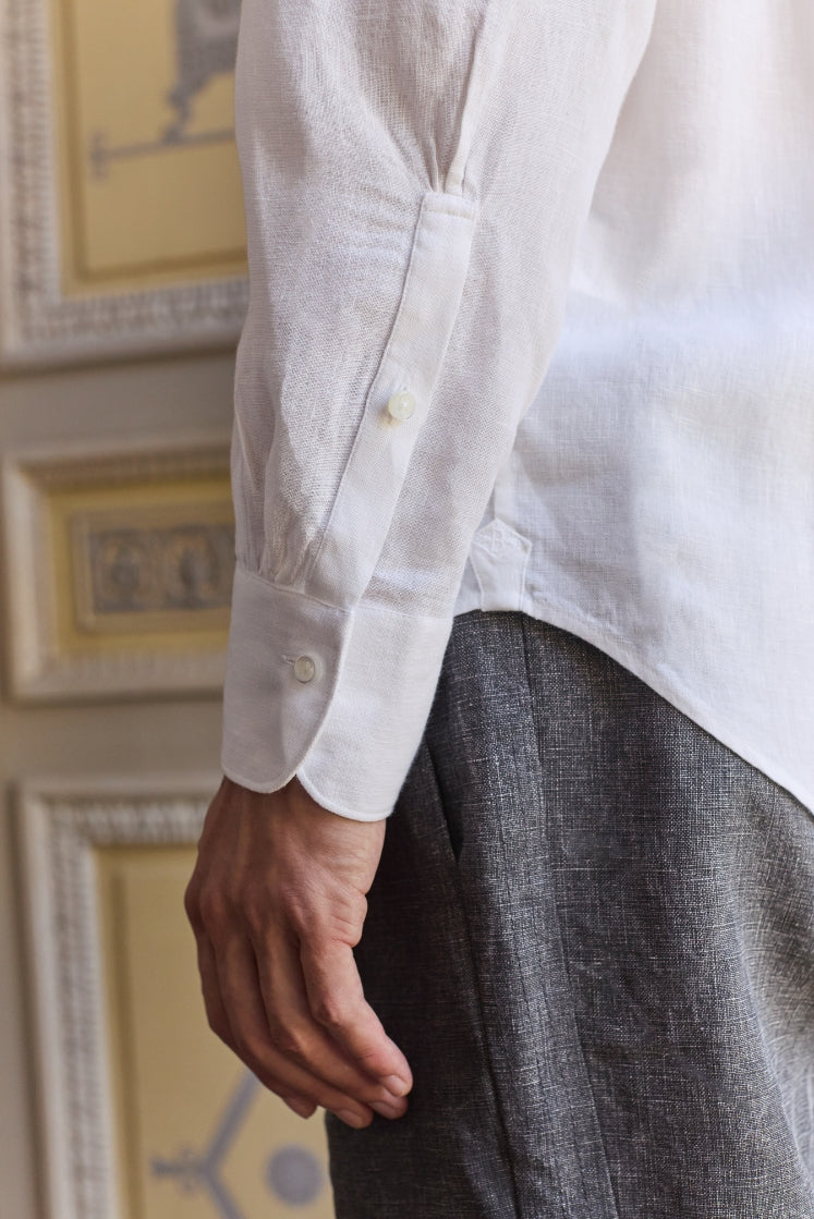 Close-up sur le poignet classique de la chemise blanche COMÉDIEN en lin. 