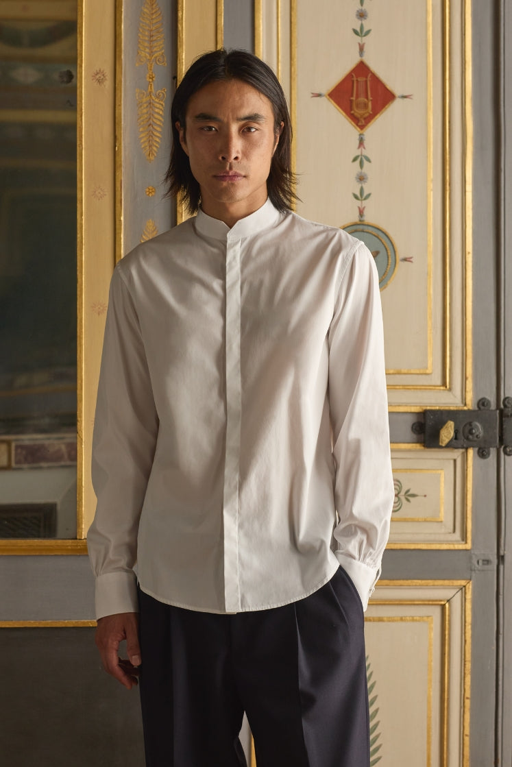La chemise ÉCRIVAIN portée par un homme dans l'Hôtel de Bourrienne. 