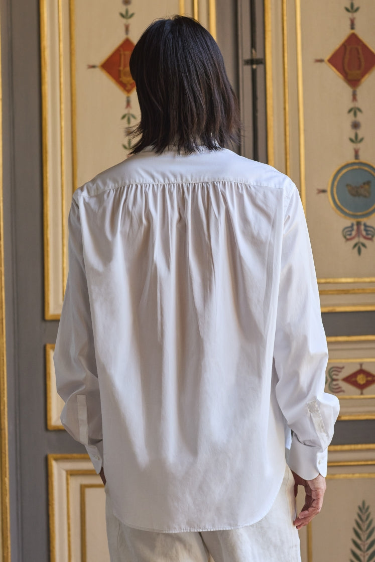 Homme portant la chemise ESQUISSE à la coupe Bourrienne avec des fronces dans le dos. 