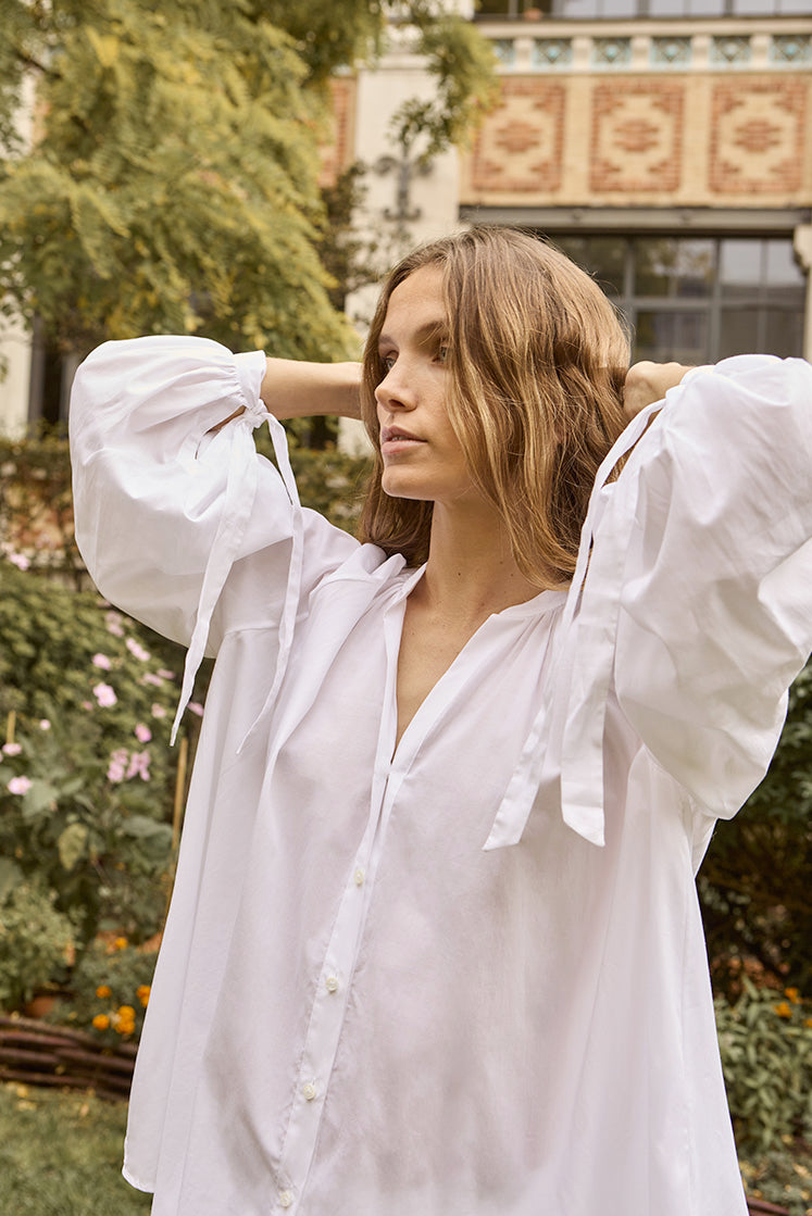 chemise blanche avec des manches amples et des poignets à nouer