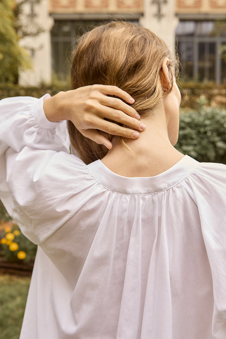 Closeup sur les fronces de la chemise FLIRT dans le dos 