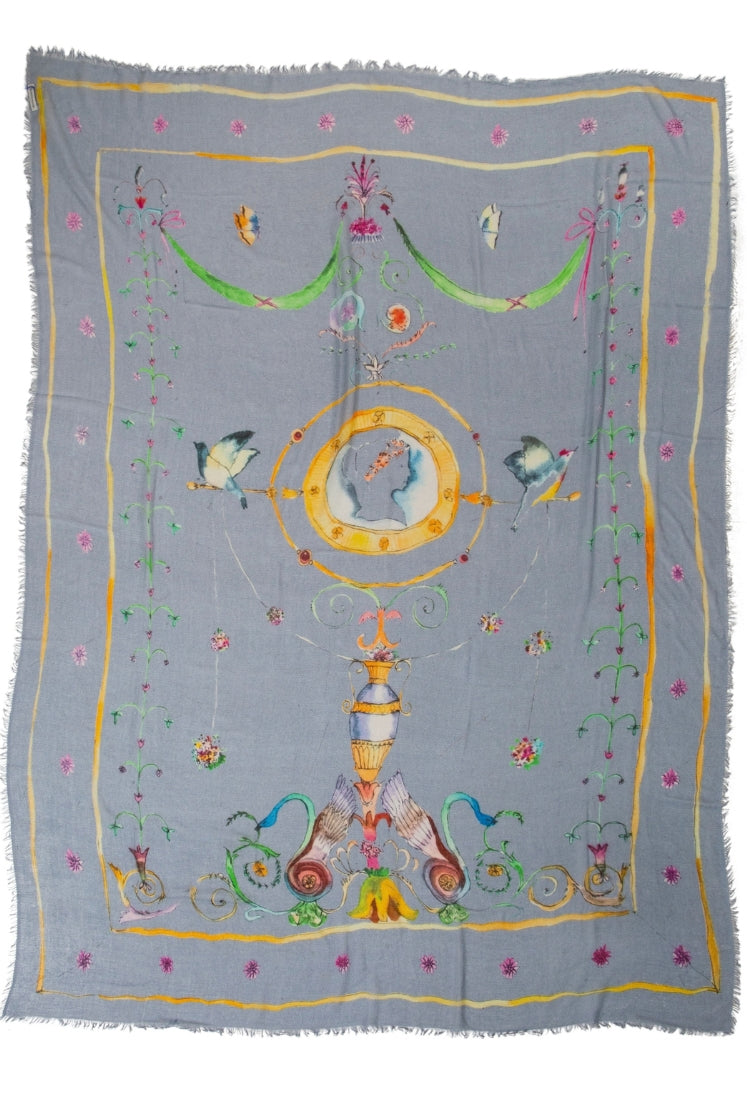 Écharpe Fortunée en cachemire bleu ciel aux motifs de l'Hôtel de Bourrienne, imaginée en collaboration avec Mirror in de Sky, tissée à la main au Népal. 