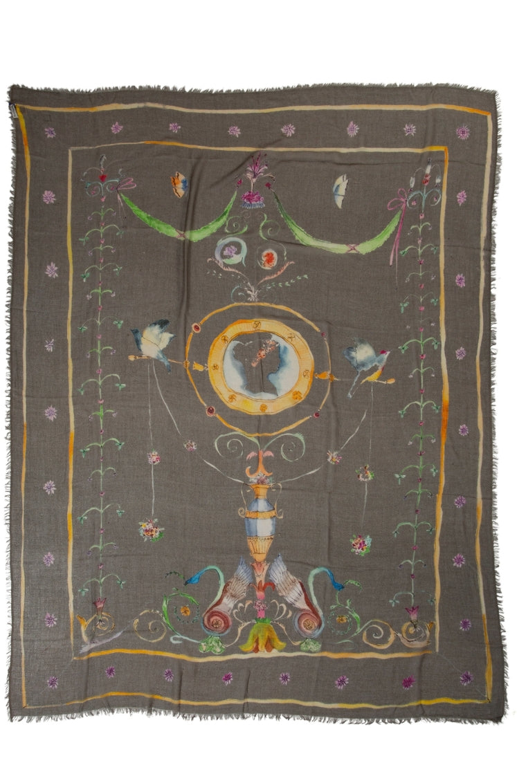 Écharpe Fortunée en cachemire grise aux motifs de l'Hôtel de Bourrienne, imaginée en collaboration avec Mirror in de Sky, tissée à la main au Népal. 