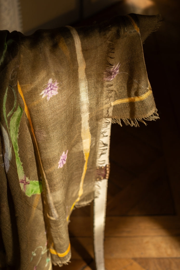 Écharpe Fortunée en cachemire kaki aux motifs de l'Hôtel de Bourrienne, imaginée en collaboration avec Mirror in de Sky, tissée à la main au Népal. 