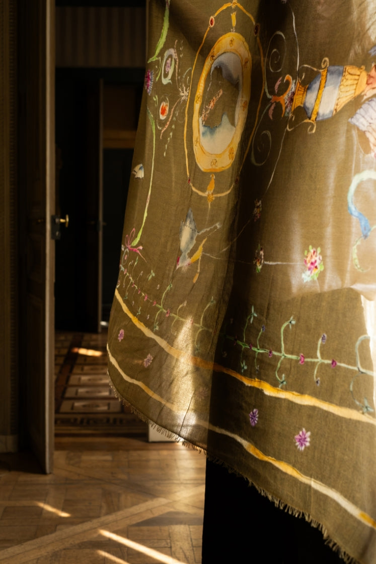 Close-up de l'écharpe Fortunée en cachemire kaki aux motifs de l'Hôtel de Bourrienne.  