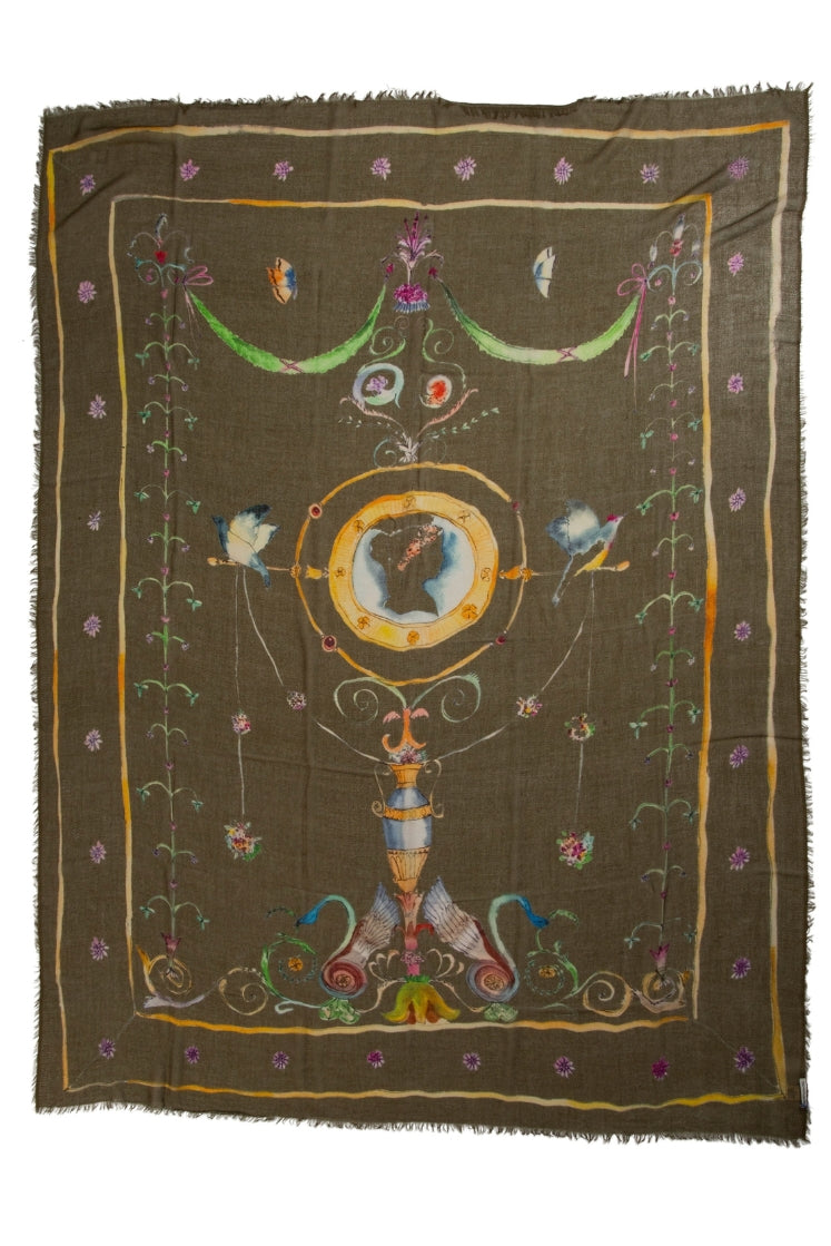 Écharpe Fortunée en cachemire kaki aux motifs de l'Hôtel de Bourrienne, imaginée en collaboration avec Mirror in de Sky, tissée à la main au Népal. 