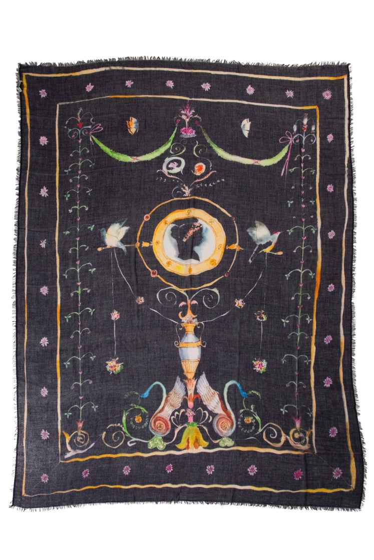 Écharpe Fortunée en cachemire navy aux motifs de l'Hôtel de Bourrienne, imaginée en collaboration avec Mirror in de Sky, tissée à la main au Népal. 