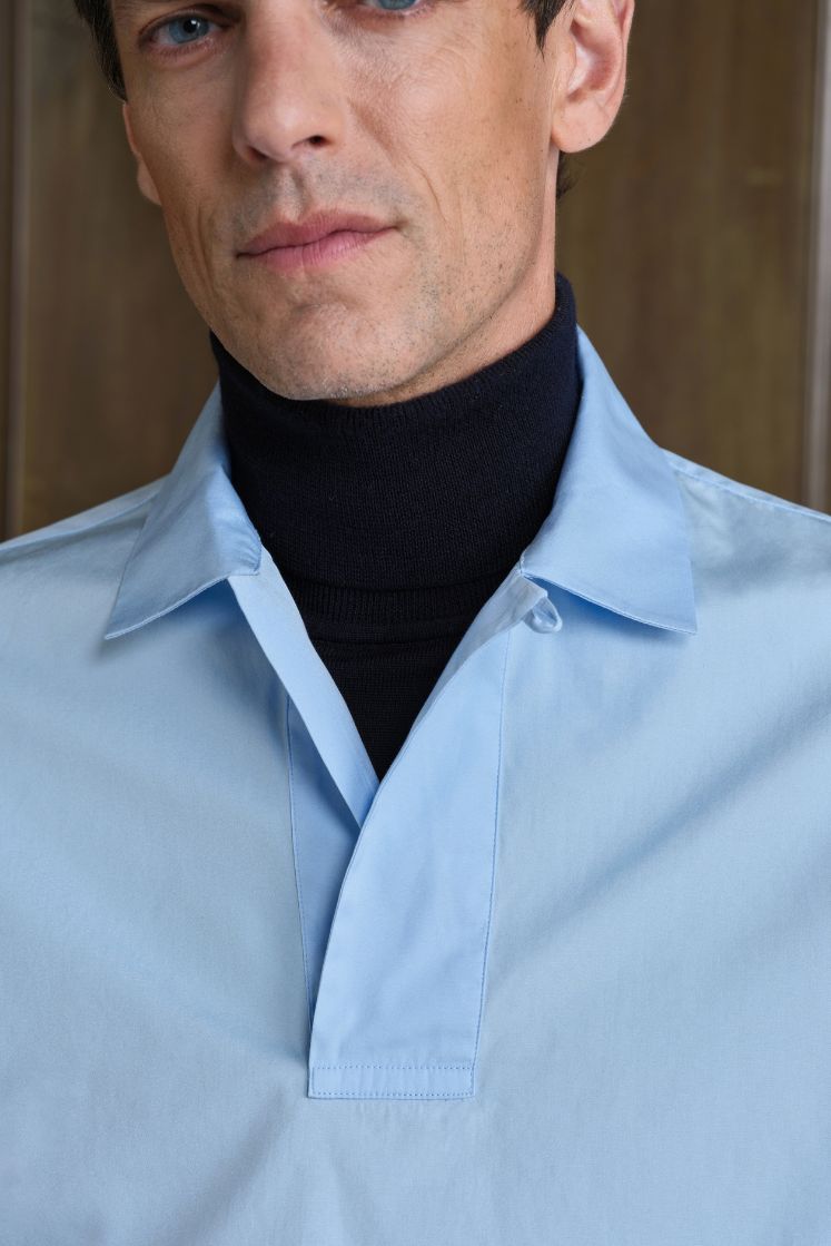 Chemise en popeline de coton bleu ciel à col français sans patte de boutonnage. 