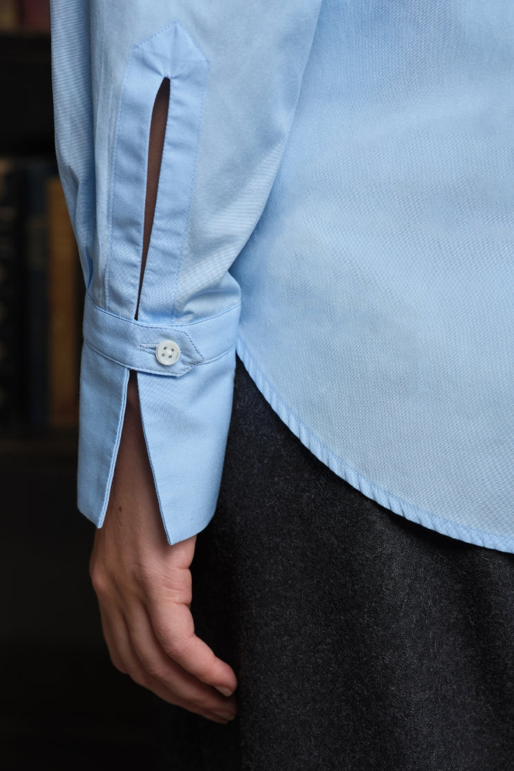 Poignet Bourrienne d'une chemise bleu ciel en popeline de coton femme.