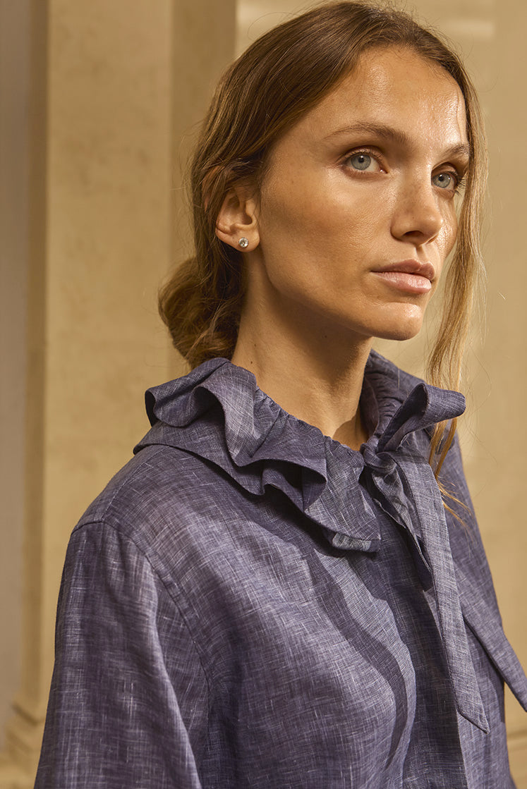 Plan serré sur le col à volants de la chemise PASTEL en lin bleu marine, noué.