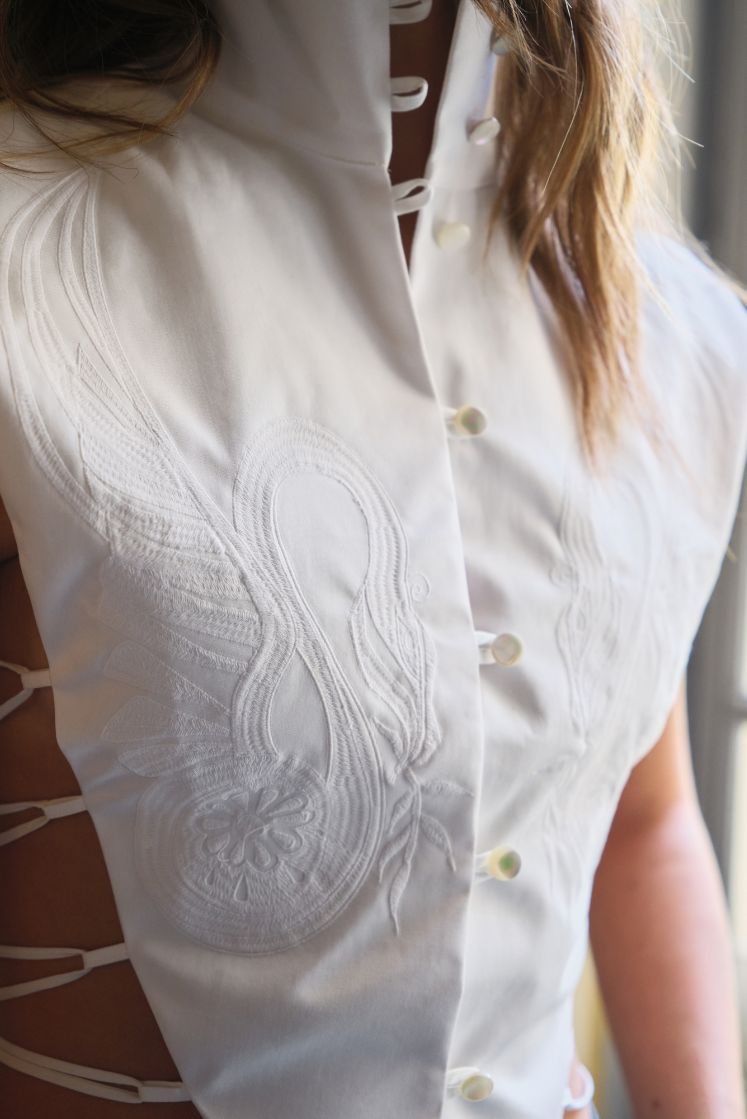 Closeup sur les broderies à l'avant du plastron. 