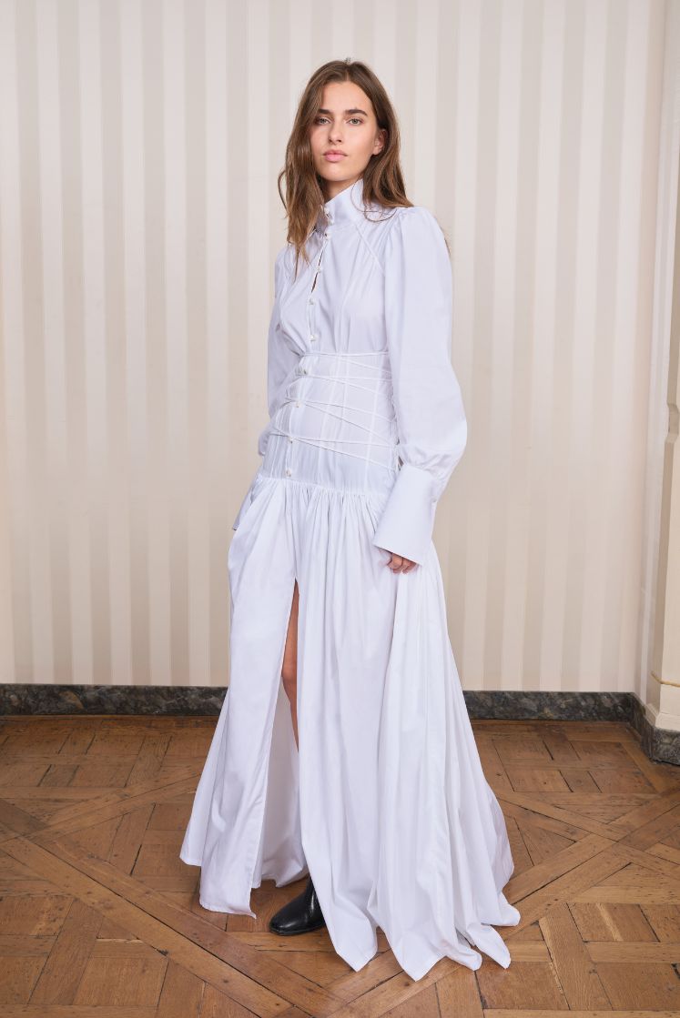 Femme portant la robe-chemise longue JOSÉPHINE. 