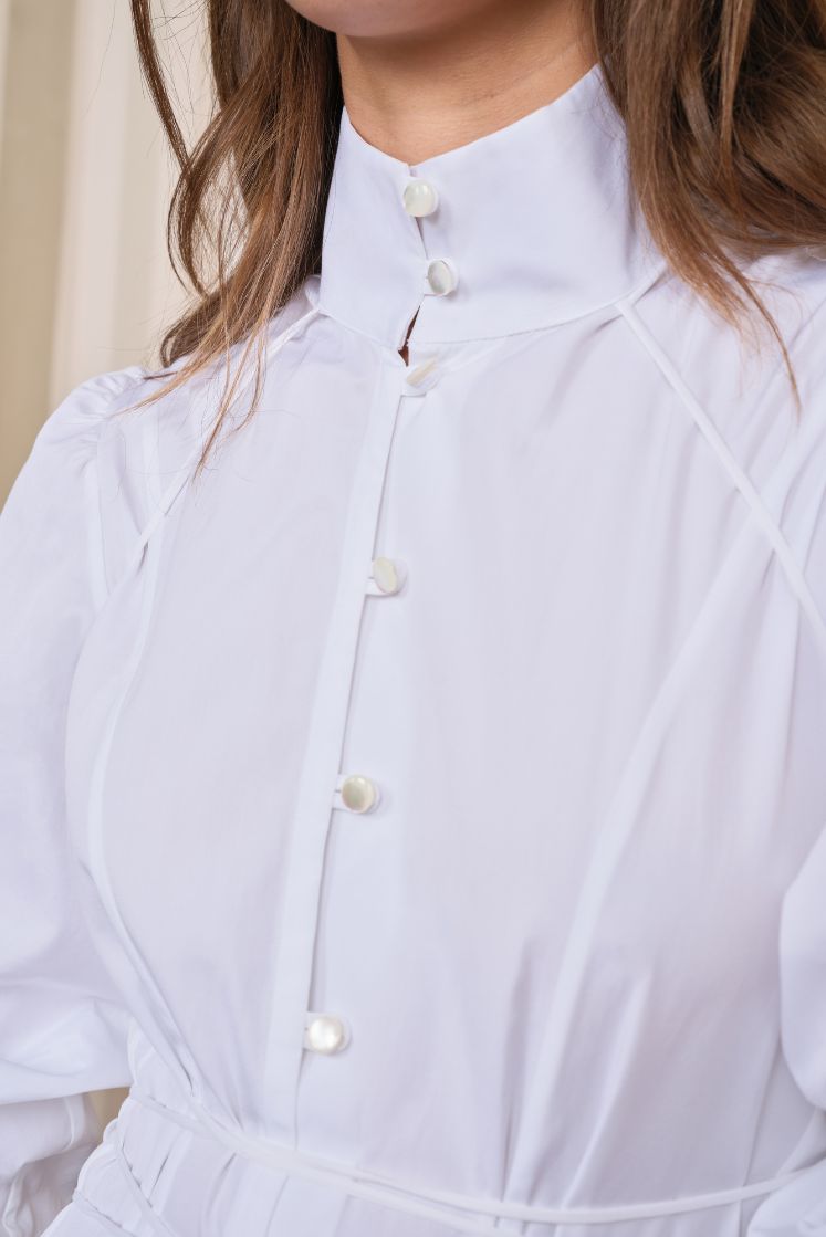 Boutons en nacre de la robe-chemise longue JOSÉPHINE, col montant boutonné. 