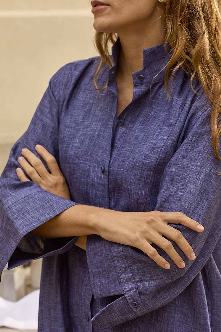 plan buste d'une femme portant la robe chemise Rosée en lin bleu marine