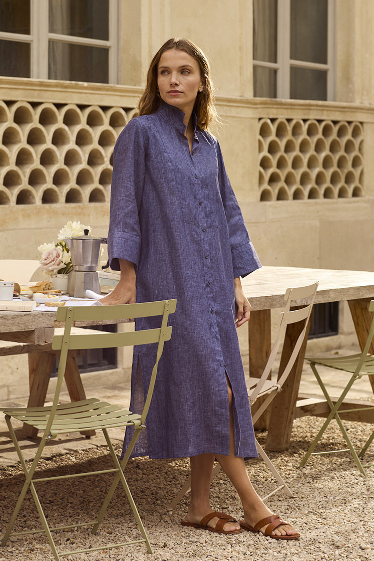 Femme dans un jardin portant la robe chemise Rosée en lin bleu navy