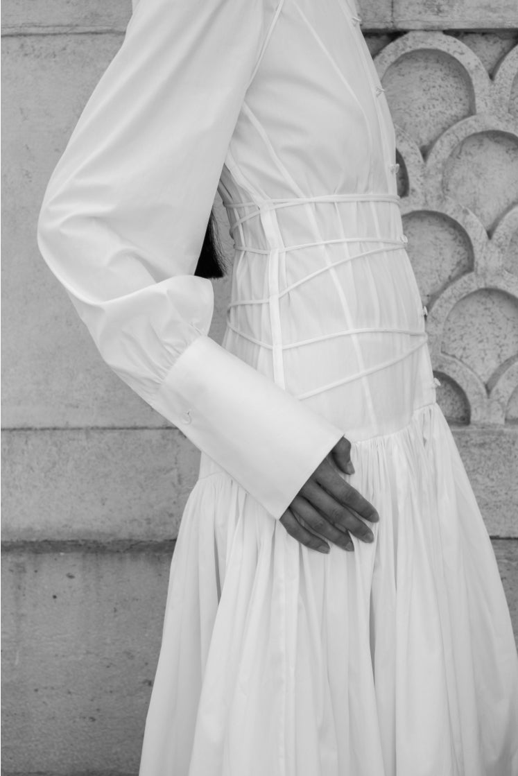 Robe chemise JOSÉPHINE en popeline de coton italienne double retors vue de profil. 