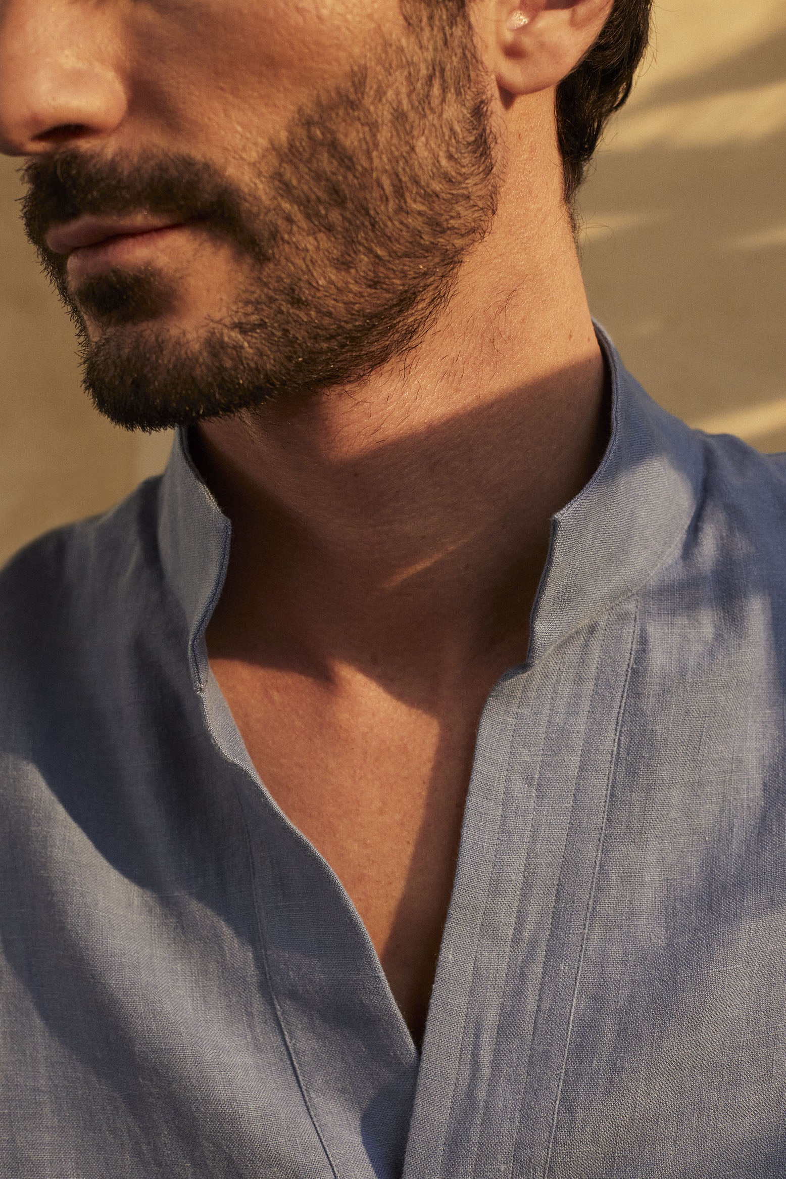 Close-up sur le col haut de la chemise SCULPTEUR en lin bleu de Bourrienne Paris X.