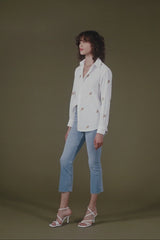 Grand classique du vestiaire, la chemise blanche brodée pour femme AUTHENTIQUE offre les codes classiques de la chemise masculine pour une silhouette affirmée.