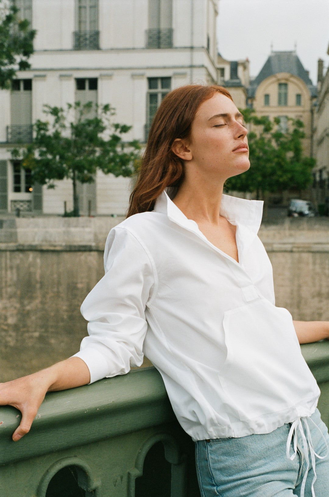 La chemise ALTITUDE, version sportswear de la chemise blanche, allie praticité et élégance. Son col haut, sa poche avant et son cordon de serrage en bas ajoutent une touche de style décontracté à votre tenue.