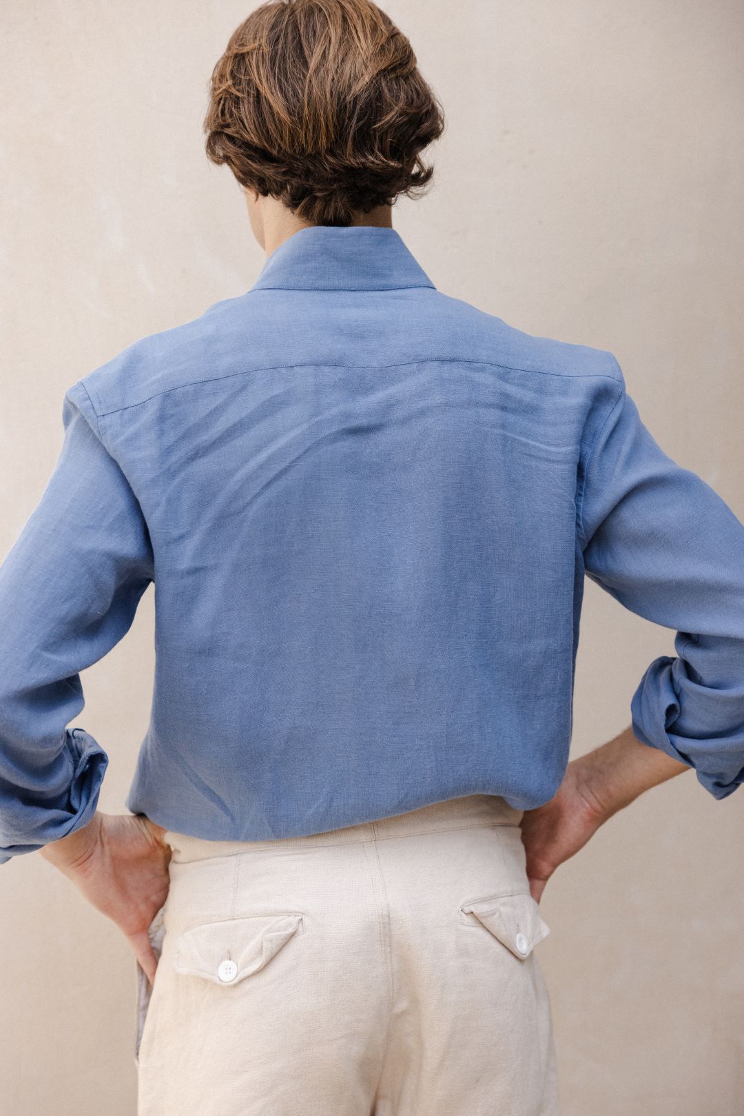 La chemise APPARAT en bleu se réapproprie nos détails signatures pour les magnifier. Son col ancien souligne un port altier et vous assure une allure distinguée.