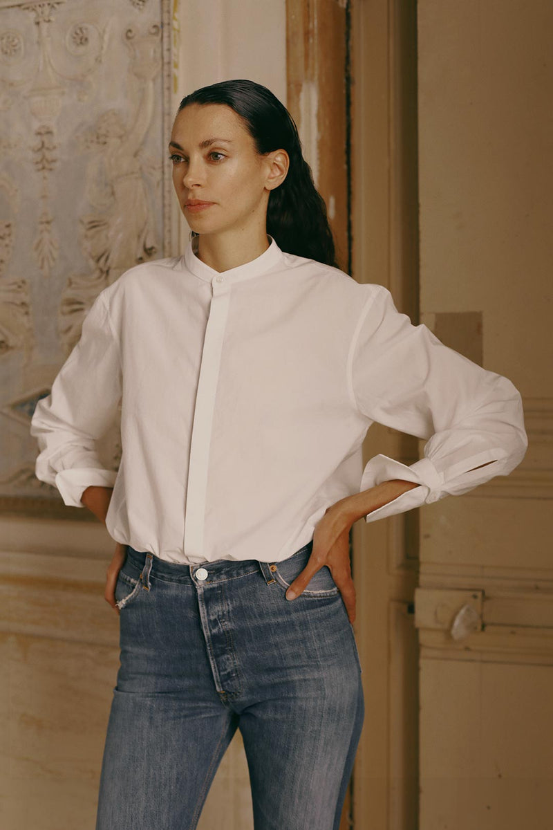 La chemise blanche ASTRALE reprend les codes de la marque de façon épurée et minimaliste, dans un subtil mélange de coton et de lin luxueux. 