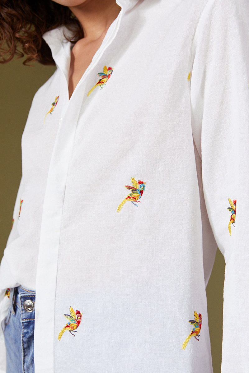 Grand classique du vestiaire, la chemise blanche brodée pour femme AUTHENTIQUE offre les codes classiques de la chemise masculine pour une silhouette affirmée.