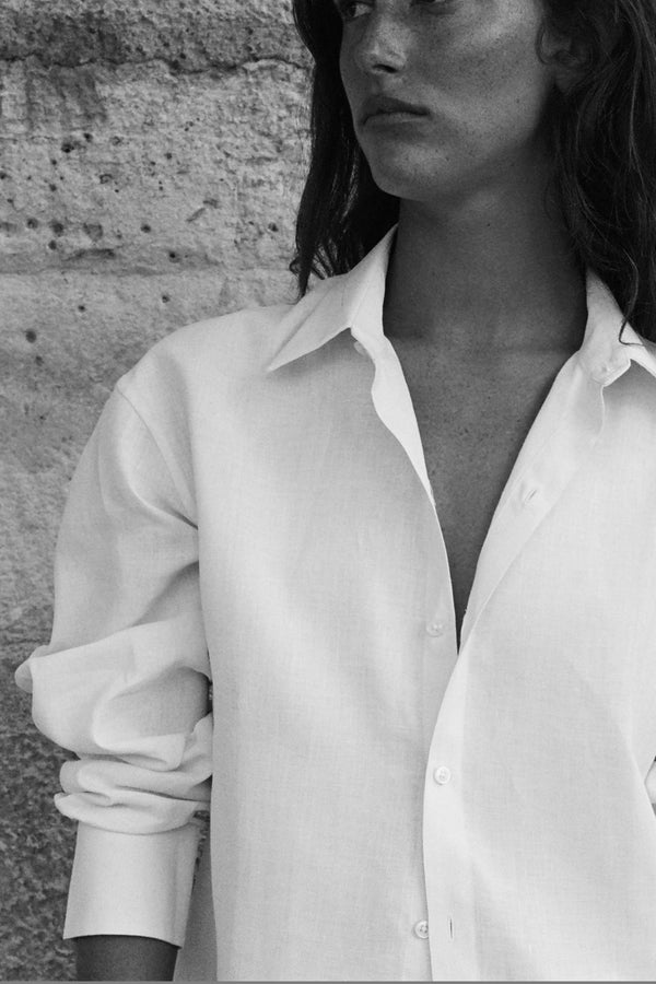 Grand classique du vestiaire, la chemise en lin pour femme AUTHENTIQUE offre les codes classiques de la chemise masculine pour une silhouette affirmée.