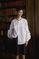 La chemise blanche unisexe CASANOVA réinterprète le jabot, successeur des cols à fraises, d’une nouvelle manière.