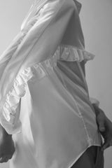 La chemise blanche unisexe CASANOVA réinterprète le jabot, successeur des cols à fraises, d’une nouvelle manière.