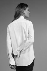 Inspirée du monde équestre, notre chemise blanche pour femme CAVALIERE se pare d’un plastron long en jacquard et de froufrous, au col et aux poignets. La féminité sublimée.